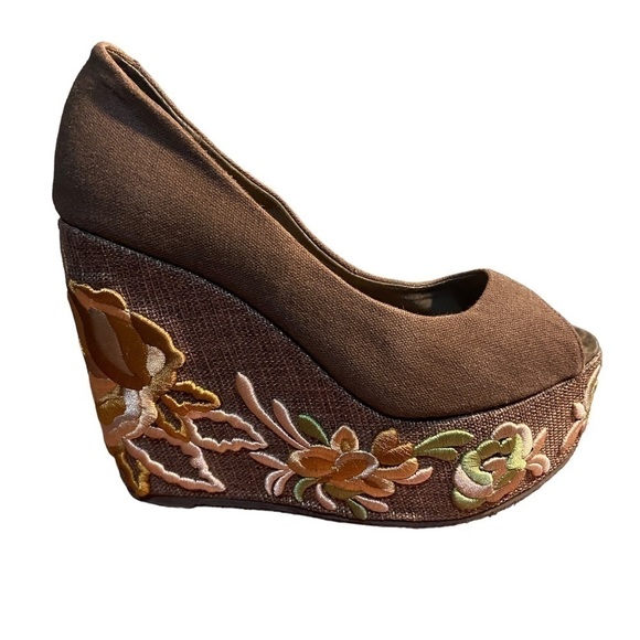 𝅺very Volatile SZ 6 Embroidered Brown Canvas Wedge - Picture 1 of 5